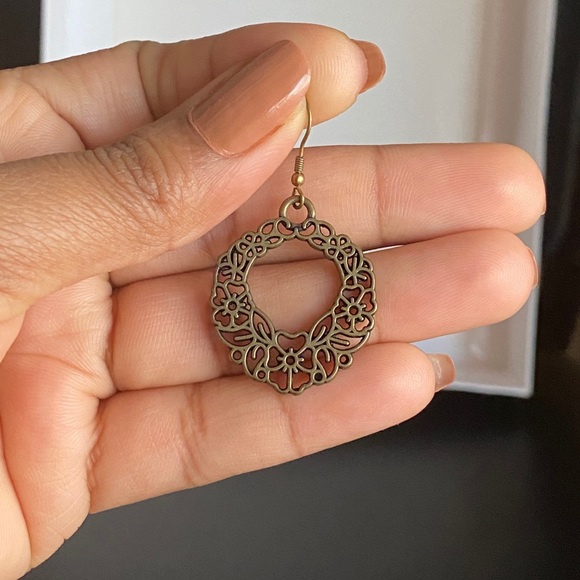 Earrings - Picture 2 of 4